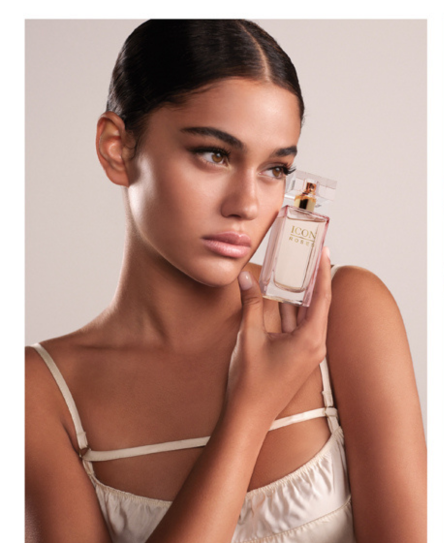 אישה מחזיקה בקבוק בושם ICON SCENT.