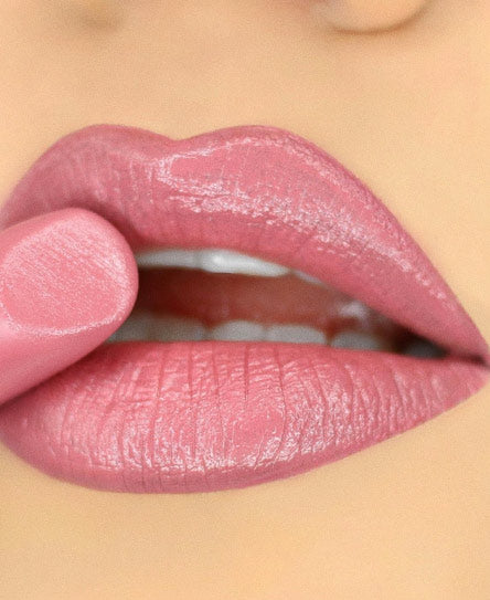 שפתיים עם שפתון ורוד.