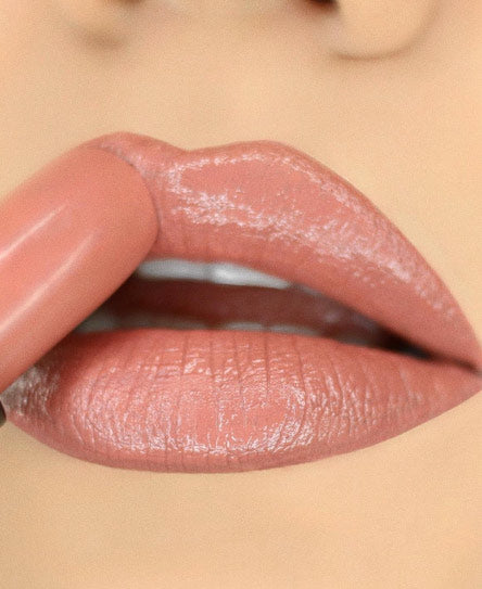 שפתון בגוון ניוד ג'ייד