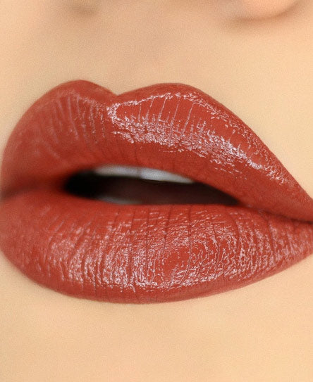 שפתיים מצופות שפתון אדום מבריק.