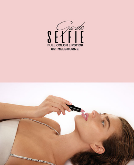 אישה מורחת שפתון ורוד Ga-de SELFIE FULL COLOR LIPSTICK 851 MELBOURNE