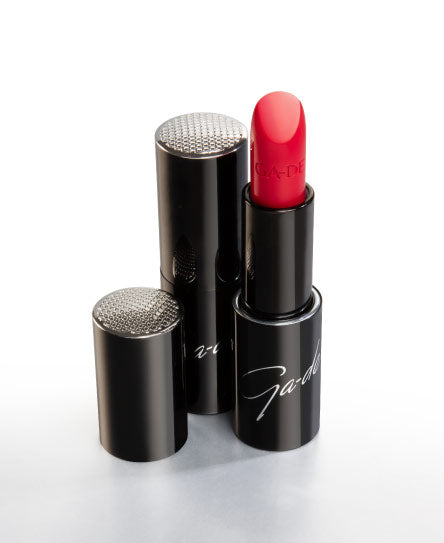 שפתון פתוח עם אריזה שחורה.