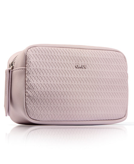 תיק איפור קטן ורוד עם דוגמת יהלומים.